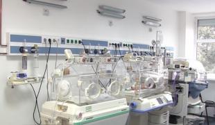 Copiii născuți prematur, lăsați la voia sorții. Maternitățile din România sunt depășite de situație