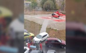 Bărbat în stare gravă, cărat pe brațe în Spitalul Județean Constanța, după ce mașina unui medic rezident a blocat accesul spre heliport