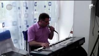 Un bărbat cu dizabilităţi din Cluj, riscă să piardă pensia de invaliditate pentru că merge să cânte la petreceri