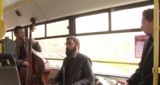 Călătorii au parte de concerte de jazz, live, în autobuzele din Ploieşti