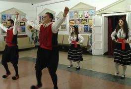 Românii, cuceriţi de secretele greceşti. Dansul și mâncarea bună, rețeta fericirii