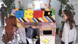 O căsuţă de dimensiuni reale, realizată din 135.000 de piese de hârtie