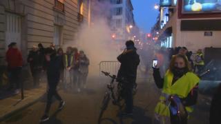 Incidente la protestele anti-Macron din Franța, ale Vestelor Galbene. Un mort, peste 100 de răniți