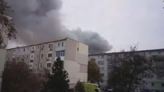 Incendiu puternic în Buftea, la o fabrică de mezeluri. Pompieri au intervenit