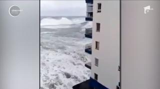 Furtuni puternice în Insulele Canare. Valurile au ajuns până la etajul 3 al blocurilor