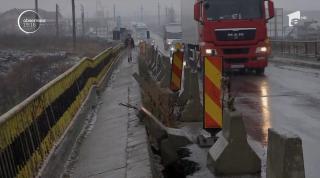 Pod din Cluj, real pericol pentru șoferi. Mașinile circulă doar pe axul drumului