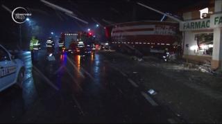 Accident grav în Prahova. Un TIR a spulberat un atelier de tâmplărie, șoferul a murit pe loc