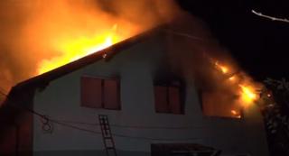 Bărbat paralizat din Schitu Goleşti, judeţul Argeş, salvat în ultima clipă din casa în flăcări. Omul a rămas pe drumuri