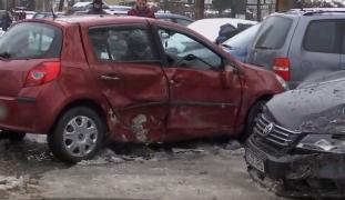 Un şofer beat a distrus opt maşini într-o parcare din Iaşi!