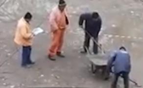 Apă scoasă cu lopata și roaba, de muncitorii din Galați