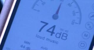 Amenzi record pentru românii care ascultă muzică tare. Ar putea chiar să facă şi închisoare