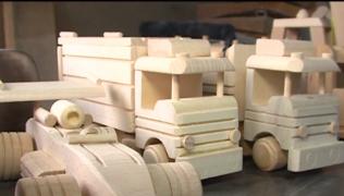 Un meșter popular din Târgu Mureș face jucării ecologice din lemn