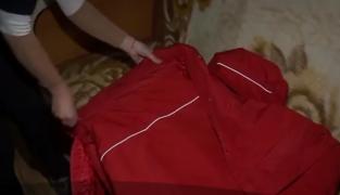 Geaca specială care se transformă în sac de dormit, cadou pentru nevoiașii din Brașov