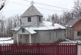 Fostul contabil al Episcopiei Huşilor, anchetat după ce ar fi furat banii destinaţi construirii unei biserici