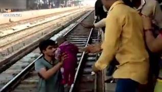 Fetiţă de un an, teafără după ce un tren de mare viteză a trecut peste ea