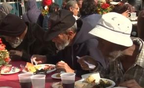 Ger cumplit de Ziua Recunoștinței, în America. Vedetele au oferit mâncare celor fără adăpost