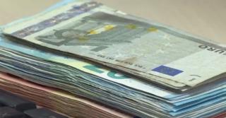 Românilor le-ar trebui mai multe job-uri pentru a-și putea permite un credit imobiliar