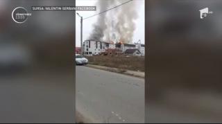Incendiu puternic langa Capitală! Mansarda a două blocuri vecine a fost cuprinsă de flăcări