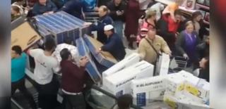 Vânzări record de Black Friday. Milioane de americani au aşteptat ofertele la cozi imense