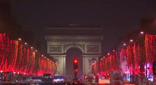 Designerul Karl Lagerfeld a aprins luminile de Crăciun pe bulevardul Champs Elysees