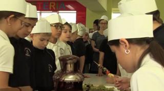 Copiii de la o școală din Constanța, bucătari de ocazie de Ziua Recunoștinței