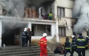 Incendiu puternic într-un bloc de locuinţe sociale din Slatina. O femeie a murit