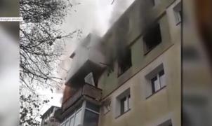 Apartament în flăcări, în Pitești. O bătrână a fost salvată la timp de pompieri