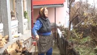 Lăsaţi fără case de natură, oamenii din Goleşti sunt din nou fără acoperiş, acum din cauza hoţilor