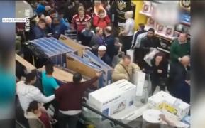 Vânzări record în SUA de Black Friday. Unii clienţi au aşteptat chiar şi câteva zile în faţa magazinelor