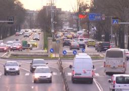 Taxa auto revine de anul viitor. Unii proprietari de maşini vor scoate bani multi din buzunar