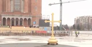 Ultimele pregătiri pentru Catedrala Neamului. Sute de muncitori se străduiesc ca totul să fie perfect