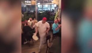 Spectacol cu blatul de pizza într-un restaurant din Germania. CLienţii au rămas cu gura căscată