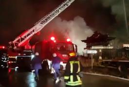 Un incendiu a mistuit o hală de birouri şi producţie din Timişoara. Pagubele sunt însemnate