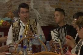 Șezătoare în costume naționale, în anul Centenarului, în Cetatea Făgăraşului