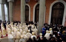 Zeci de mii de credincioşi au asistat la slujba de sfinţire a Catedralei Mântuirii Neamului