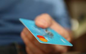 Românii bat recordul la cumpărări online. Topul produselor care ajung cel mai des în coşul virtual