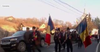Sute de tineri, bătrâni şi copii, îmbrăcaţi în costume populare, au pornit spre orașul Unirii