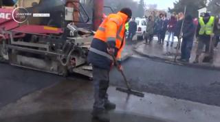 Imagini revoltătoare pe un cunoscut bulevard din Iaşi. Muncitori, filmaţi asfaltând o porţiune de drum, în timpul unei ploi