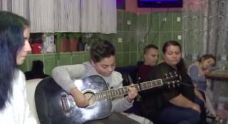 O familie din Sibiu nu a uitat să zâmbească, chiar dacă abia au cu ce să trăiască de pe o zi pe alta