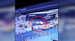 Tânărul de 25 de ani, la un pas să intre cu maşina în mulţime la un mall din Bucureşti