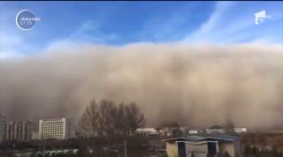 Imagini spectaculoase în China, unde un oraş a fost înghiţit de un nor de nisip (Video)