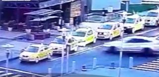 Un şofer vitezoman a spulberat două taxiuri şi a ajuns cu bolidul de lux în faţa unei cafenele din Bucureşti