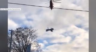 Un avion de luptă Suhoi a zburat deasupra oraşului Sankt Petersburg, suspendat de un uriaş elicopter
