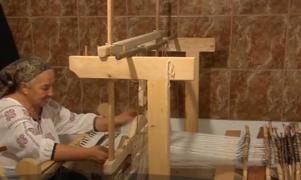 Cămașa populară, cusută ca odinioară, într-o localitate din judeţul Argeş