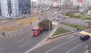 Brad de Crăciun, transformat în mătură la Ploieşti