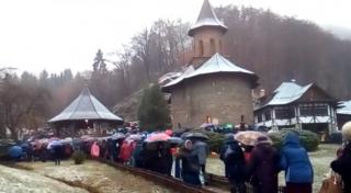 29 de ani de la moartea lui Arsenie Boca. Cozi de kilometri la Mănăstirea Prislop