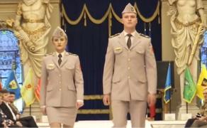 Armata ar putea îmbrăca haine noi! Militarii au defilat în uniformele propuse de designerul Alexandru Ciucu