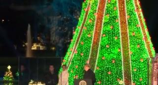 Preşedintele Donald Trump şi soţia sa au condus ceremonia aprinderii luminiţelor în marele pom de Crăciun de la Casa Albă