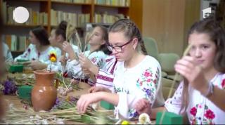 Obiceiuri vechi și noi de Sfântul Andrei. Ornamente speciale realizate cu usturoi de Copălău