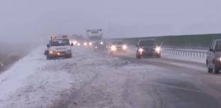Zăpada a paralizat sudul României. Mai multe maşini s-au ciocnit, iar două TIR-uri au derapat şi au blocat circulaţia în Constanţa